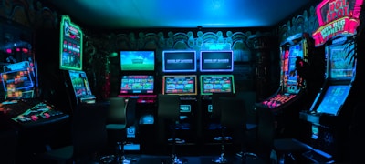 电竞比赛现场激烈对战画面与观众欢呼场景