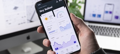 在线社区用户热烈讨论交流的虚拟场景